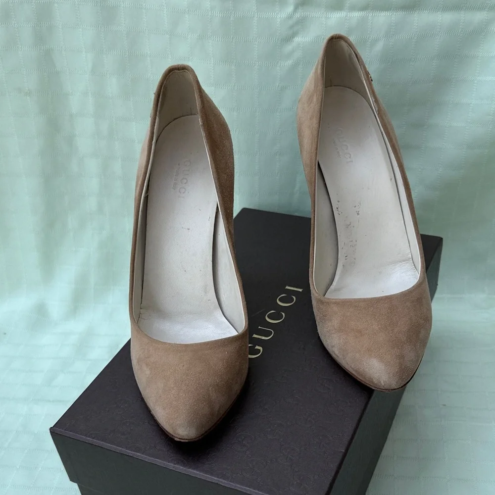Classic Gucci Tan Suede Pointed-Toe Pumps with Exclusive Gold Decor Box Included - Picture 9 of 15